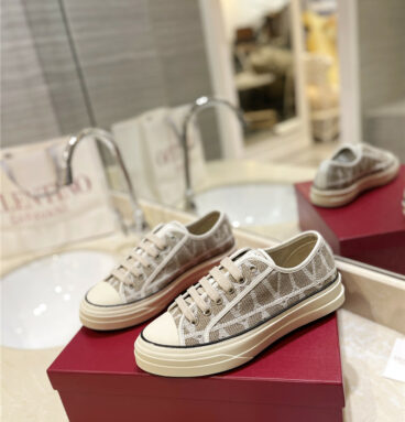 valentino V logo low-top couples sneakers