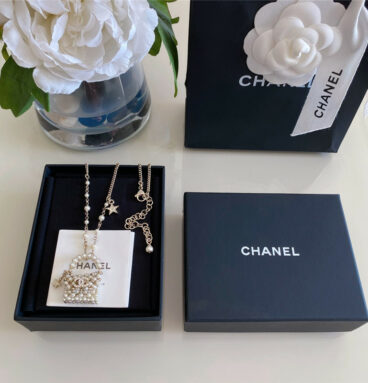 chanel pearl bag necklace