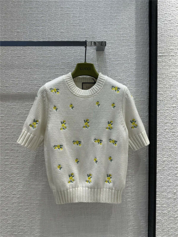gucci small yellow flower embroidered short-sleeved sweater