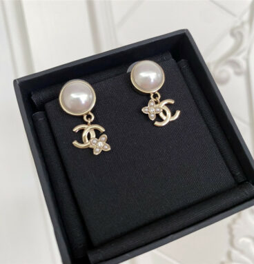 chanel pearl double c small flower earrings