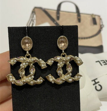 Chanel new pink gemstone twisted double C pendant earrings
