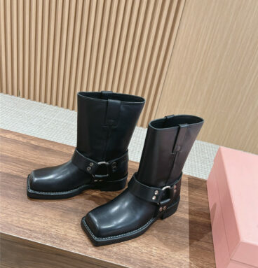 𝐀𝐜𝐧𝐞 𝐒𝐭𝐮𝐝𝐢𝐨s new square toe buckle metal ring boots
