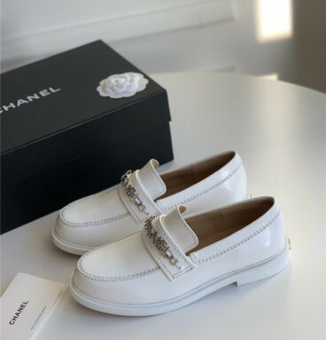 chanel classic letter chain loafers