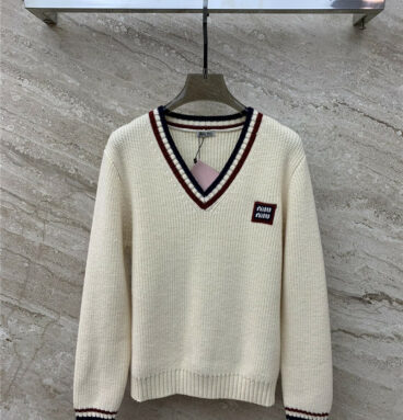 miumiu contrasting letter V-neck knitted long-sleeved sweater