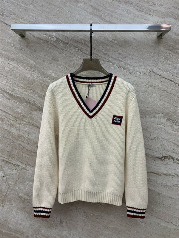 miumiu contrasting letter V-neck knitted long-sleeved sweater
