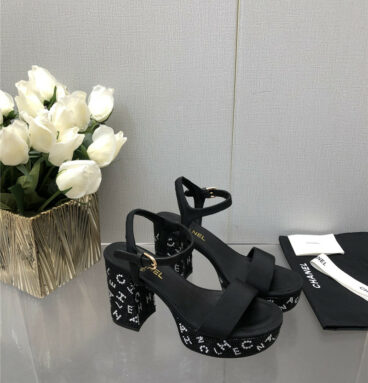 CHANEL's beautiful T child with thick heel rhinestone sandals