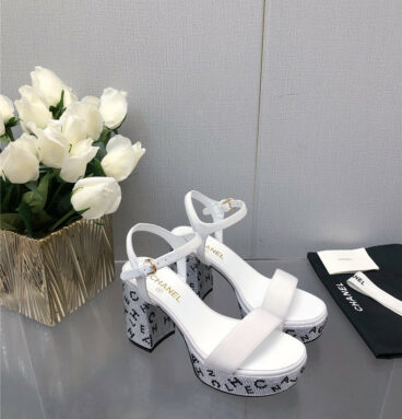 CHANEL's beautiful T child with thick heel rhinestone sandals