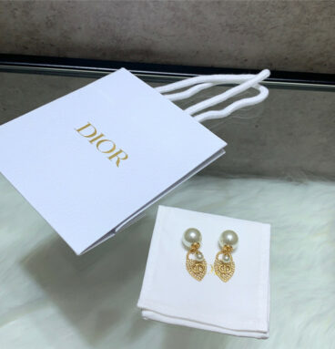 dior heart lock pearl earrings