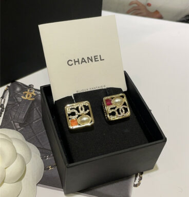 chanel hollow square gold stud earrings