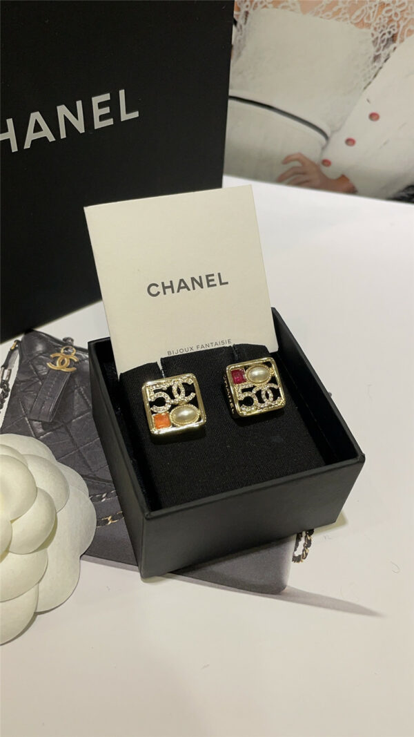 chanel hollow square gold stud earrings