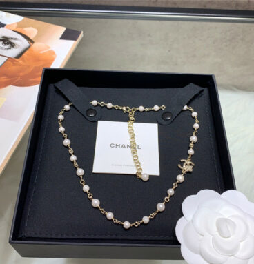 chanel small flower c necklace