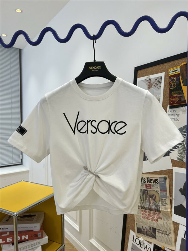 versace new embroidered pin T-shirt