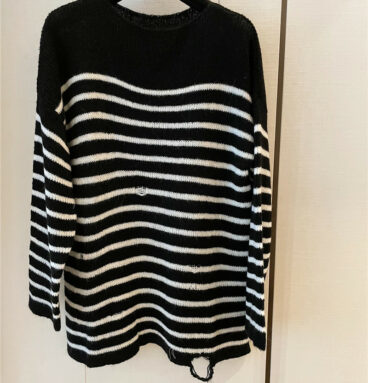 dior black and white contrasting off-shoulder lazy sweater