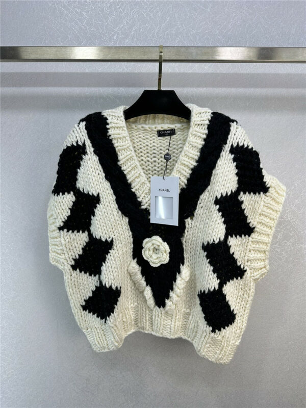 chanel new black and white color vest