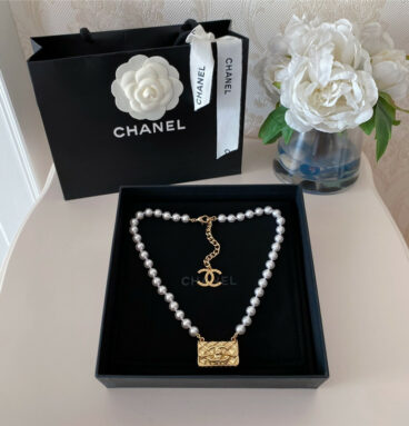 chanel diamond button bag pearl necklace