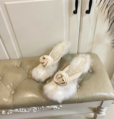 Burberry new long plush clip-on slippers