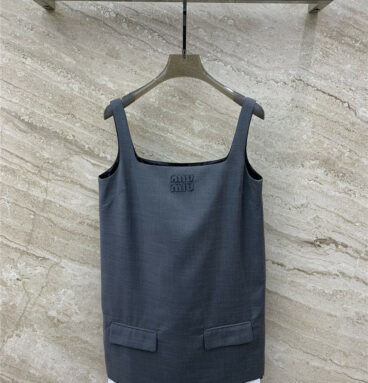 miumiu gray chest logo embroidered suspender skirt