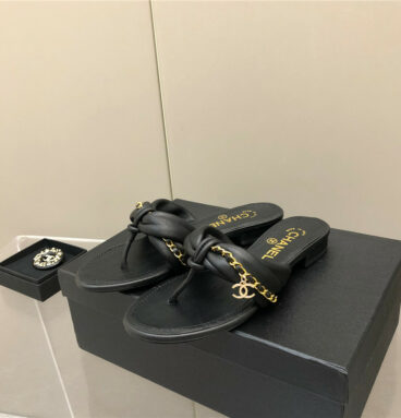 Chanel new chain wrist strap thong flip-flops sandals