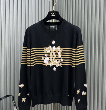 chanel four leaf clover knitted sweater