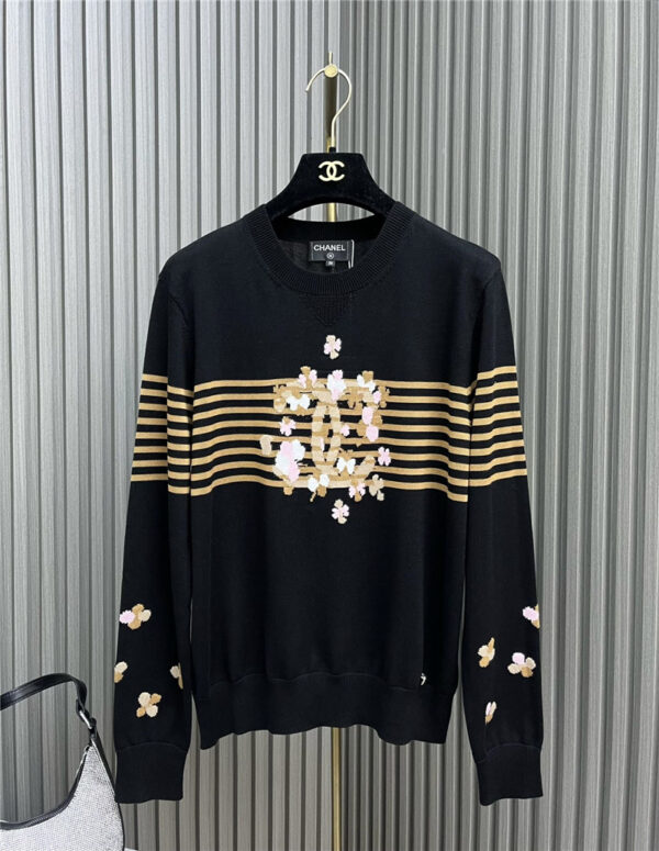 chanel four leaf clover knitted sweater