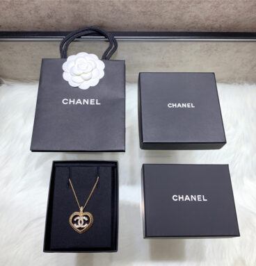 chanel hollow linen pattern love necklace
