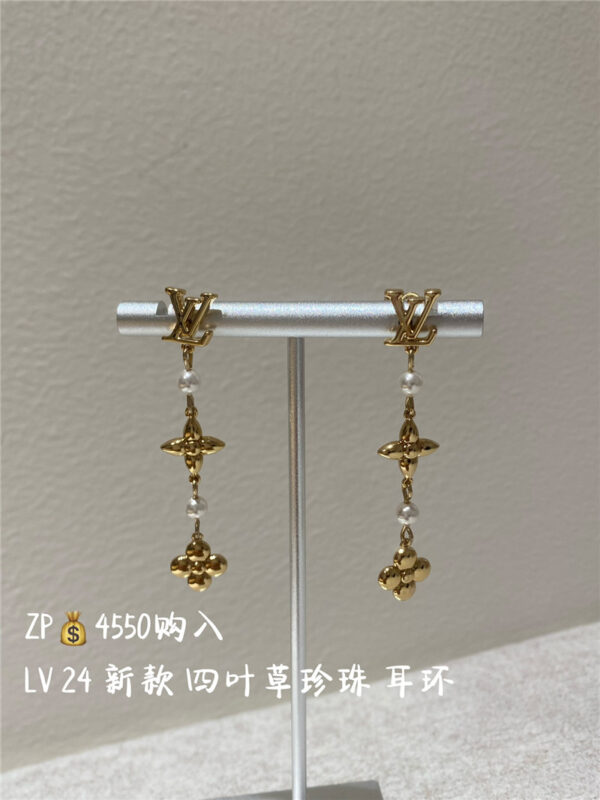 louis vuitton LV long four-leaf clover pearl earrings