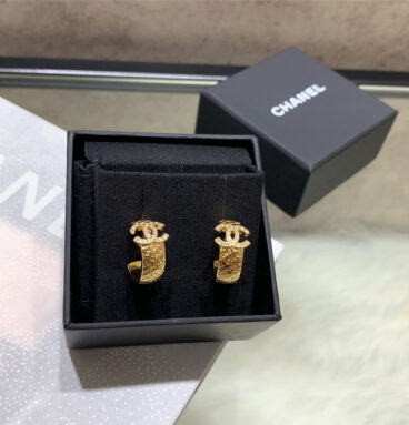 chanel letter curved C earrings