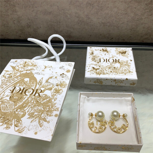 dior letter pearl earrings