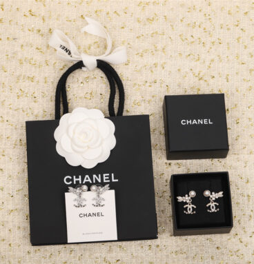 Chanel small flower leaf hanging double C earrings