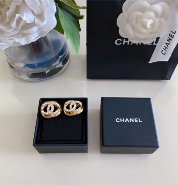 Chanel hollow twisted sugar cube earrings