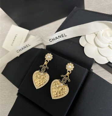 Chanel diamond heart black diamond double C earrings
